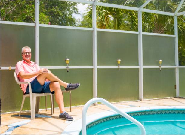 Don Hopkins, cliente de una hipoteca con IncredibleBank, sentado en una silla junto a su piscina.